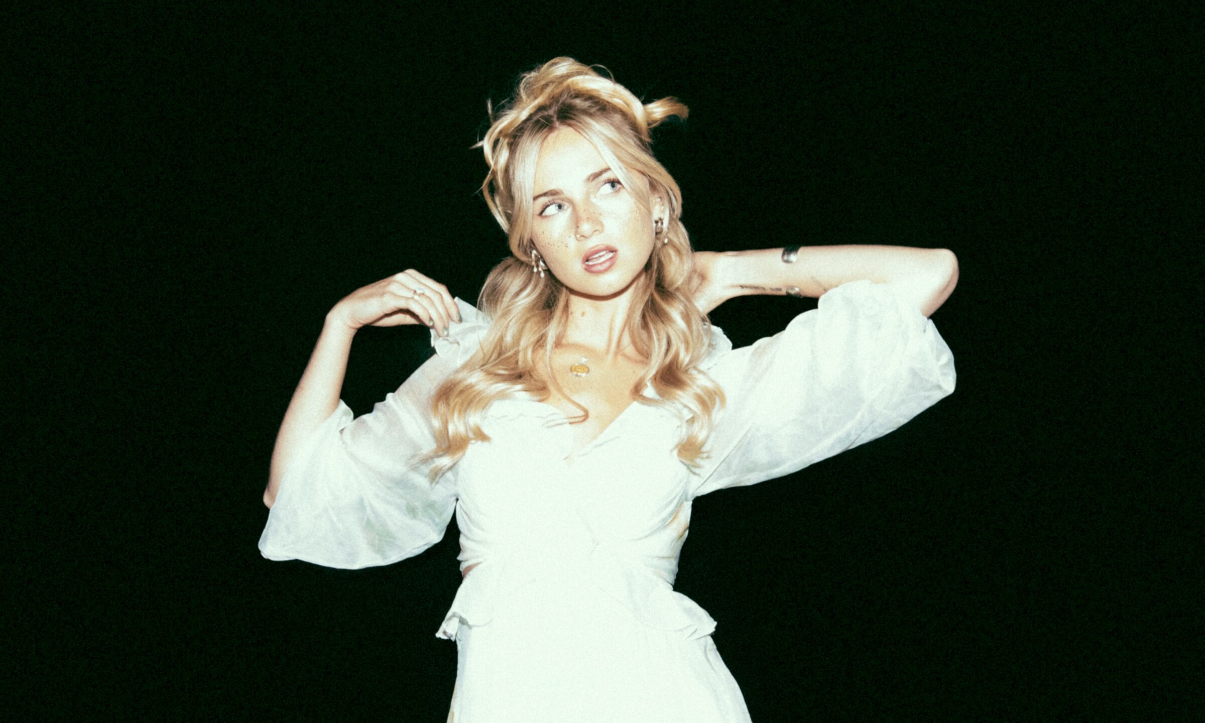 You are currently viewing Claire Rosinkranz